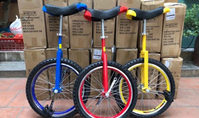 Xe đạp 1 bánh Unicycle - món quà Noel hấp dẫn cho bé trai tiểu học