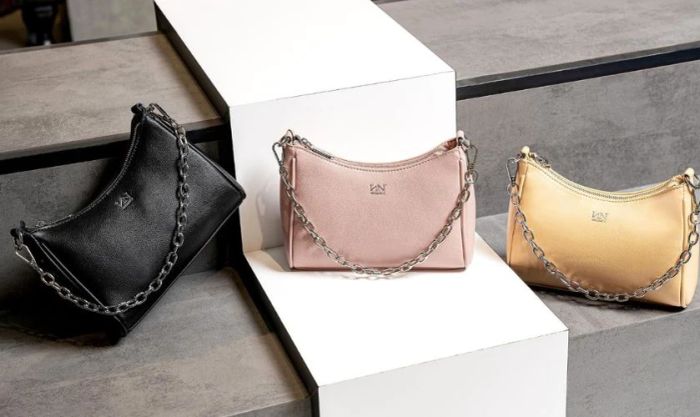 Mua túi xách làm quà tặng cho bạn gái trong dịp Giáng Sinh sẽ là một niềm vui lớn, mang đến cho nàng sự hài lòng và vẻ đẹp thời trang, đồng thời thể hiện sự chu đáo và tình cảm mà bạn dành cho cô ấy.