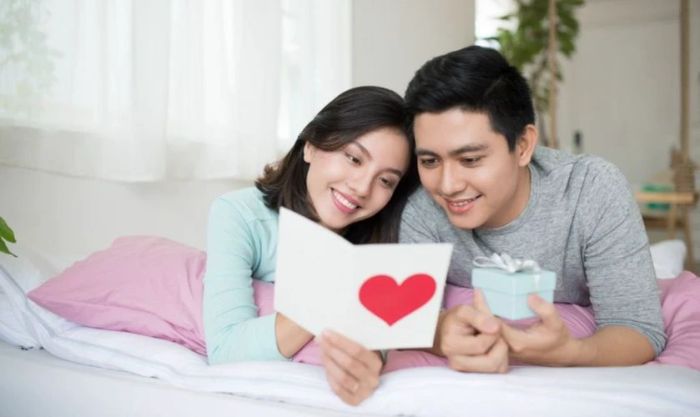 Việc gửi kèm một bức thư tay giúp người nhận cảm nhận đầy đủ ý nghĩa của món quà, làm cho món quà trở nên đặc biệt và sâu sắc hơn.