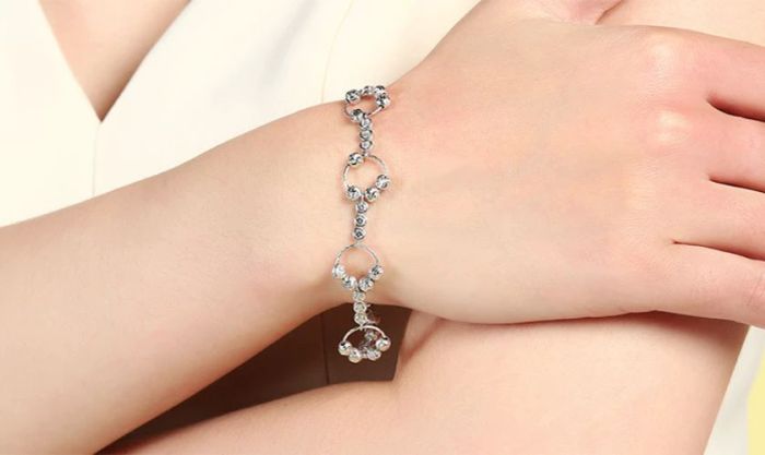 Vòng tay là món quà tuyệt vời để thay lời tỏ tình, bày tỏ tình yêu thương và sự quan tâm đến bạn gái. Đây là món đồ trang sức không chỉ đẹp mà còn đầy ý nghĩa, thể hiện sự gắn kết và sự quan trọng của nàng trong cuộc đời bạn.