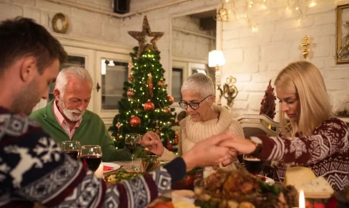 Hình ảnh cả gia đình cùng nhau cầu nguyện trong đêm Noel, cầu mong bình an và hạnh phúc