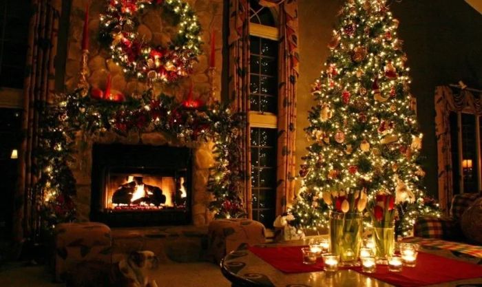 Cây thông ấm cúng và lò sưởi trong không khí Giáng sinh