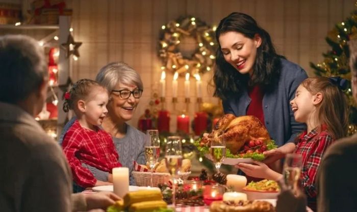 Cả gia đình vui vẻ trò chuyện và cười nói bên bữa tối Noel, thắm đượm tình thân