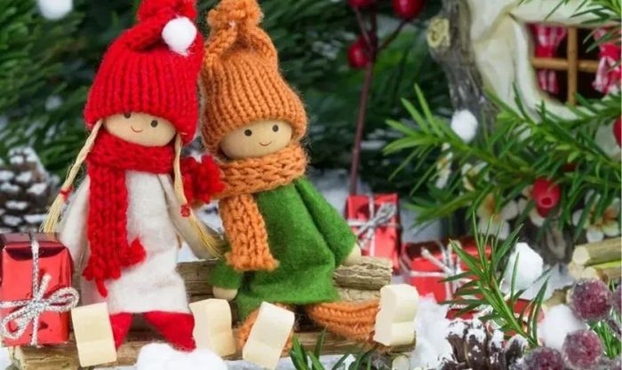 Ảnh couple Giáng sinh với những bộ đồ len ấm áp, tạo nên một không gian thân mật và đáng yêu