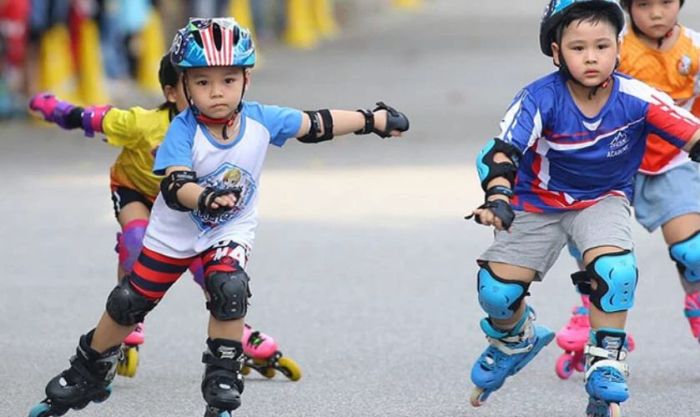 Giày patin - món quà Noel thú vị cho bé trai tiểu học