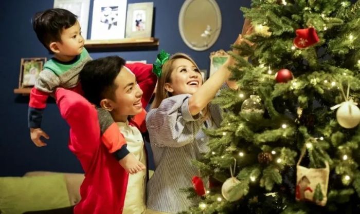 Gia đình cùng nhau trang trí cây thông Noel, mang không khí Giáng sinh vào ngôi nhà