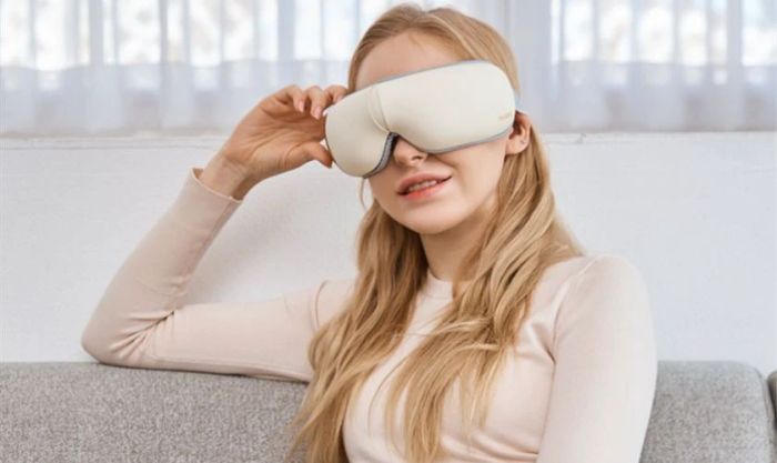 Tặng máy massage mắt cho bạn gái là một lựa chọn quà tặng thiết thực, giúp nàng thư giãn và chăm sóc sức khỏe đôi mắt sau những giờ làm việc mệt mỏi.