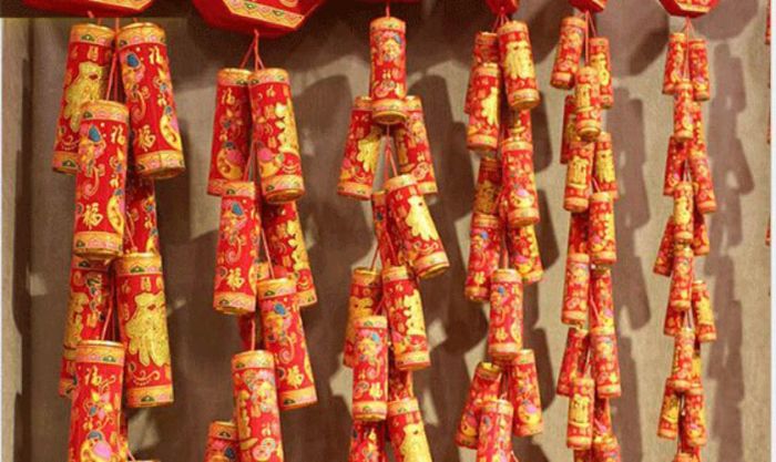 Trang trí cây quất bằng những dây pháo đỏ tươi sáng để mang lại không khí Tết trọn vẹn.