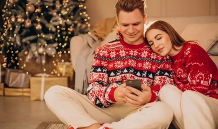 Hình ảnh về một cặp đôi trong không khí Giáng sinh, cùng nhau tận hưởng những giây phút lãng mạn bên nhau