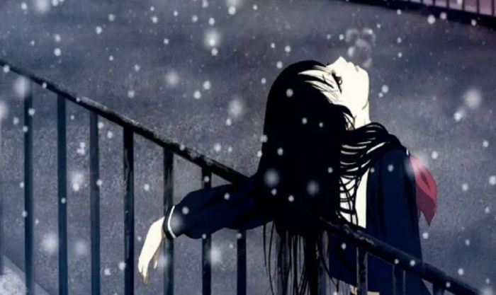 Hình ảnh cô gái buồn dưới lớp tuyết trắng, lạc lõng giữa không khí Giáng sinh rộn ràng xung quanh