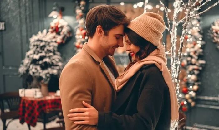 Cặp đôi cùng nhau chia sẻ khoảnh khắc lãng mạn trong không khí Giáng sinh đầy yêu thương