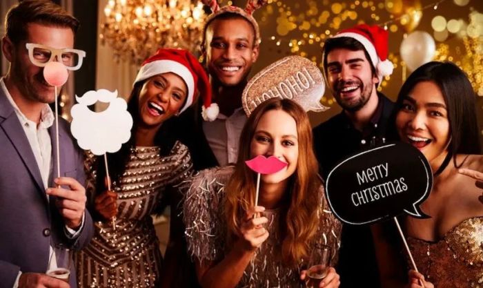 Bữa tiệc Giáng sinh đầy ắp tiếng cười, bạn bè quây quần bên nhau trong không gian ấm cúng