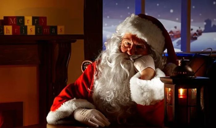 Ông già Noel trong khoảnh khắc buồn, ánh mắt đầy sự cô đơn giữa không khí lễ hội
