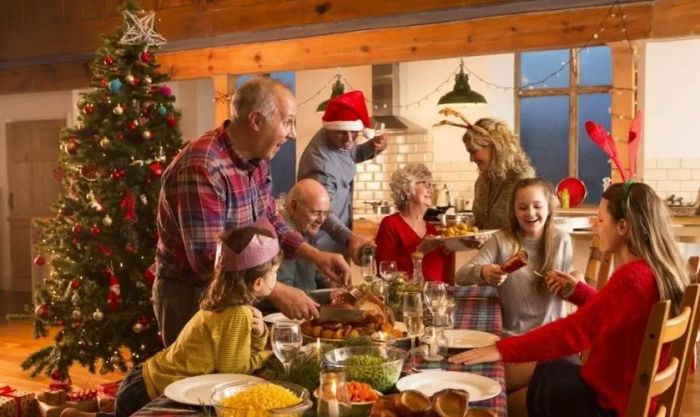 Cả đại gia đình ngồi quây quần bên bữa cơm ấm áp trong đêm Noel
