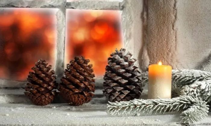 Chùm quả thông và ánh nến lung linh