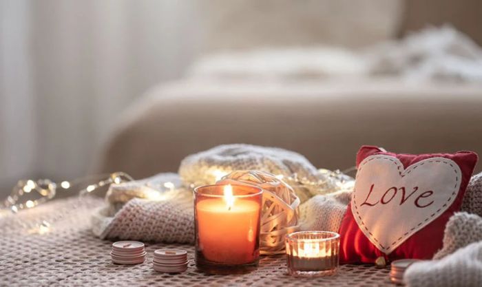 Tặng nến thơm cho bạn gái yêu xa là một cách tinh tế để thể hiện nỗi nhớ nhung của bạn. Mỗi lần nàng ngửi thấy mùi hương, sẽ là một lời nhắc nhở dịu dàng về tình cảm mà bạn dành cho cô ấy.