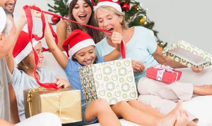 Hình ảnh bà và cháu vui vẻ bên nhau trong không khí Noel