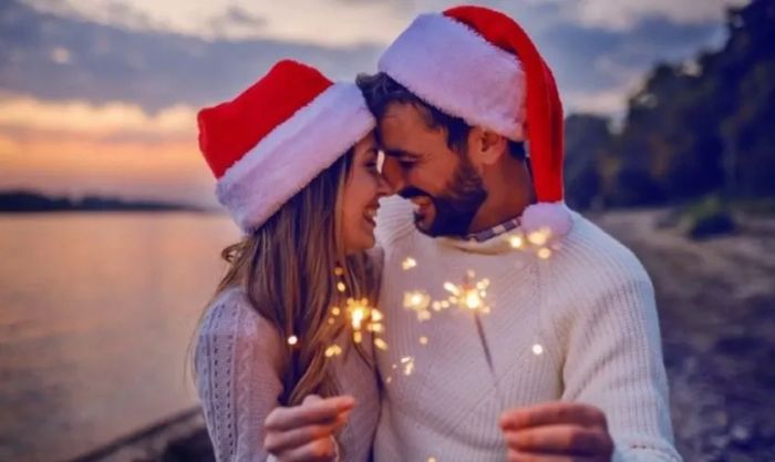 Hình ảnh Noel lãng mạn của cặp đôi, ngập tràn yêu thương và ánh sáng lung linh
