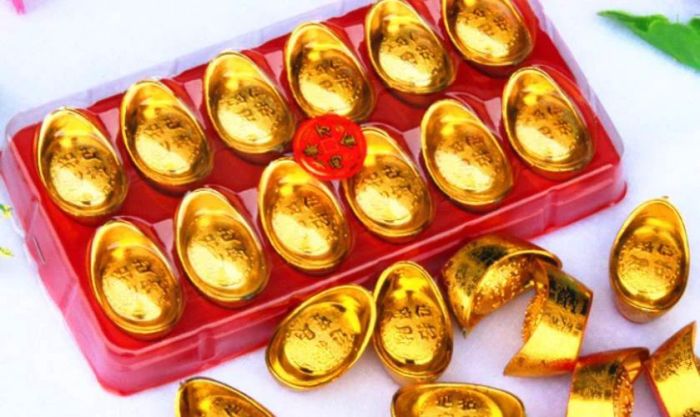Cách trang trí cây quất ngày Tết với thỏi vàng là một lựa chọn đầy ý nghĩa và trang nhã.