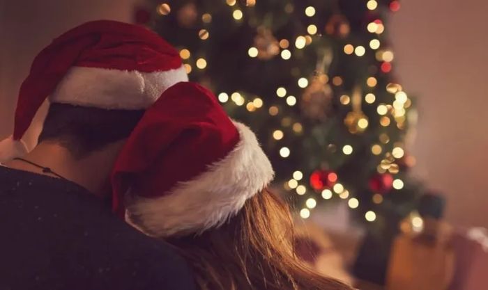 Cặp đôi cùng nhau đón mùa Noel trong không gian tràn ngập yêu thương và sự lãng mạn
