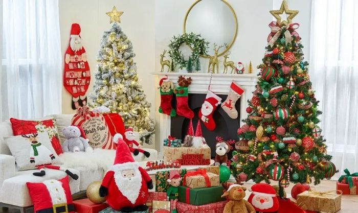 Cây thông Noel độc đáo và đẹp mắt với trang trí quà tặng đầy màu sắc