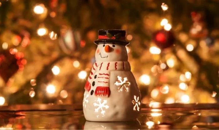 Người tuyết đứng một mình, cô độc dưới bầu trời đêm Giáng sinh tĩnh lặng