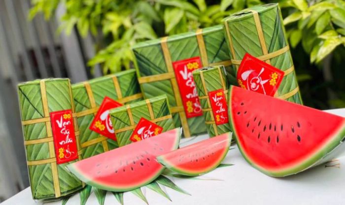 Cách trang trí cây quất ngày Tết với mô hình bánh chưng mang đến không khí Tết đầy ý nghĩa và đặc sắc.