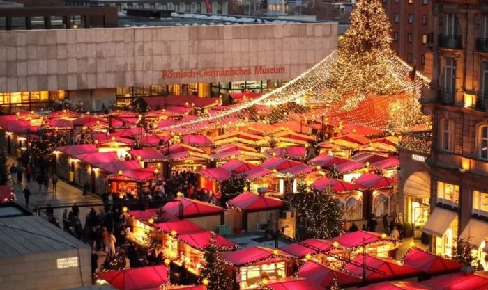 Ánh đèn phố xá lấp lánh trong đêm Giáng sinh