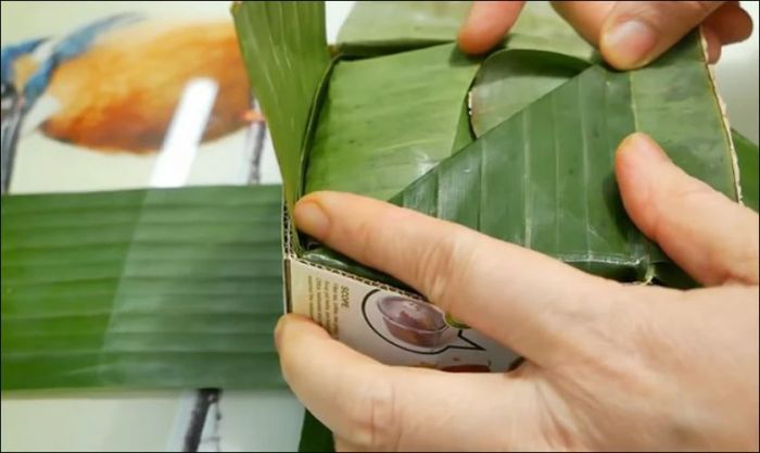 Gói bánh và miết chặt các mép để cố định bánh