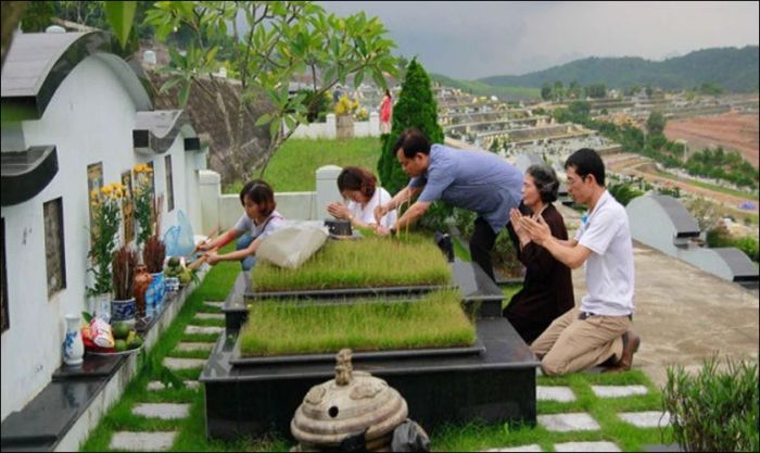 Cùng gia đình tảo mộ trong dịp Tết Thanh minh để cầu an, bày tỏ lòng biết ơn đối với tổ tiên, những người đã đi trước.