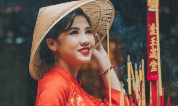Cách tạo dáng chụp ảnh áo dài và sử dụng nón lá