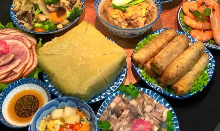 Trang trí mâm bánh chưng trong mâm cơm Tết cũng là một cách thể hiện sự tinh tế và giữ gìn nét văn hóa đặc sắc của ngày Tết.