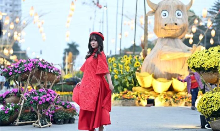 Chụp ảnh áo dài tại đường hoa Tết đẹp mắt