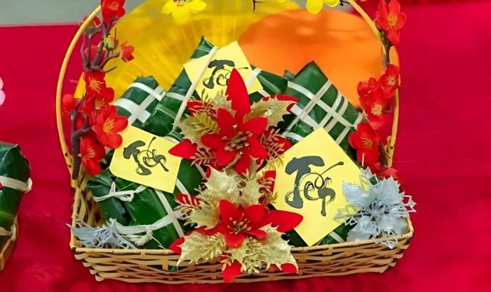 Trang trí mâm bánh chưng ngày Tết bằng giỏ mây tre là một ý tưởng độc đáo giúp tăng thêm phần ấm cúng và gần gũi cho không gian Tết gia đình.