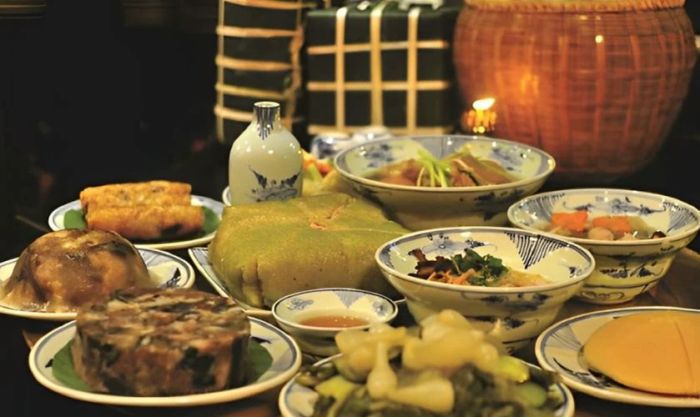 Trang trí mâm bánh chưng ngày Tết với các món ăn truyền thống luôn là cách tạo nên một không khí Tết đầy đủ và ấm cúng.