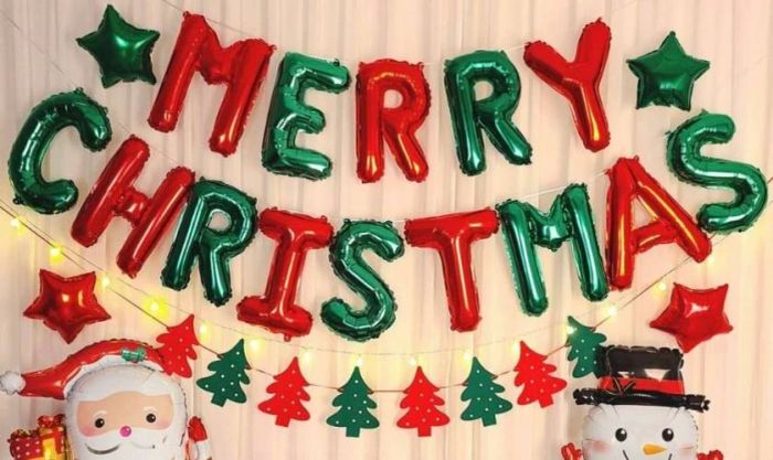 Mẫu trang trí chữ Merry Christmas bằng bóng nổi bật