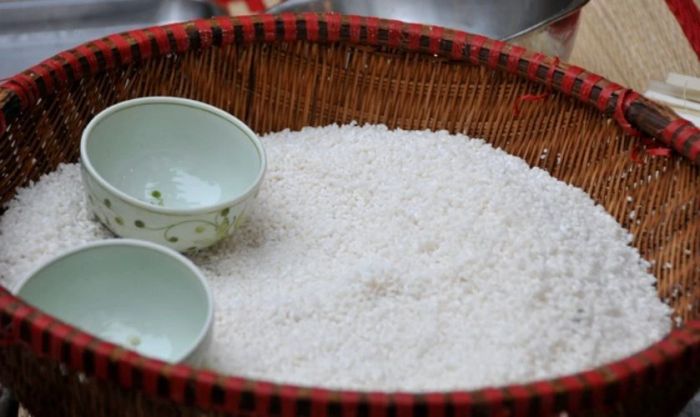 Để có được những hạt gạo nếp mềm dẻo, bạn nên ngâm gạo từ tối hôm trước khi gói bánh.