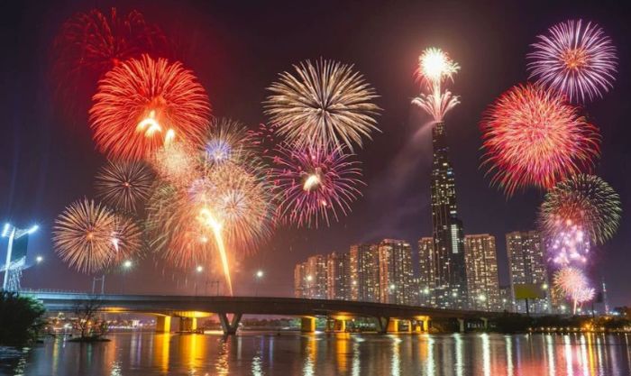 Bắn pháo hoa là hoạt động được mong đợi và phổ biến nhất trong dịp Tết Dương lịch