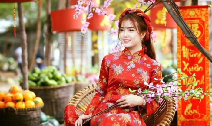 Cách tạo dáng chụp ảnh áo dài Tết bên background Tết