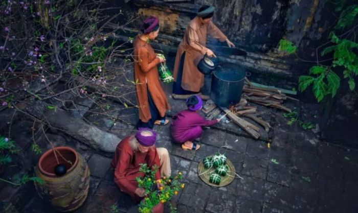 Khung cảnh ngày Tết thường thấy là người lớn gói bánh, còn người trẻ thì chăm sóc nồi bánh luộc, tạo nên không khí ấm áp, đầy tình thân.