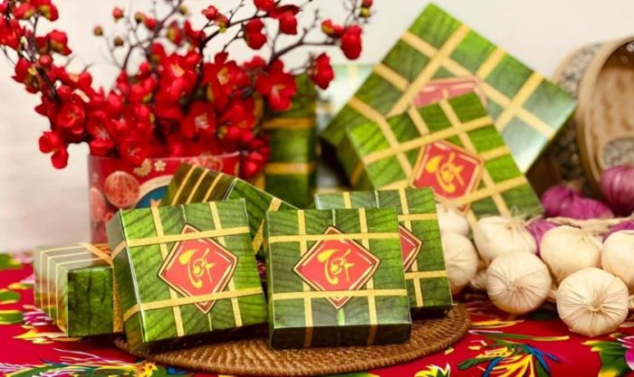 Trang trí mâm bánh chưng ngày Tết bằng dây hành tỏi là một cách đơn giản nhưng vô cùng ý nghĩa để tạo không khí Tết đậm đà và tràn đầy may mắn.