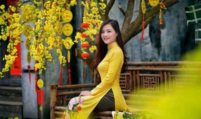 Tạo dáng chụp ảnh áo dài cách tân Tết với cây mai