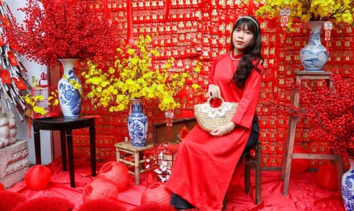 Cách tạo dáng chụp ảnh áo dài trong quán cafe trang trí Tết