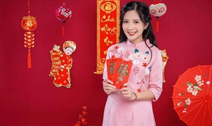 Cách tạo dáng chụp ảnh áo dài với bao lì xì trên tay