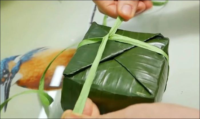 Sử dụng lạt hoặc dây nilon để buộc bánh theo hình chữ thập.