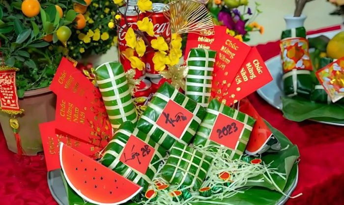 Trang trí mâm bánh chưng trong dịp Tết với bao lì xì là một ý tưởng đơn giản nhưng rất ấn tượng, mang lại không khí Tết ấm áp, vui tươi.