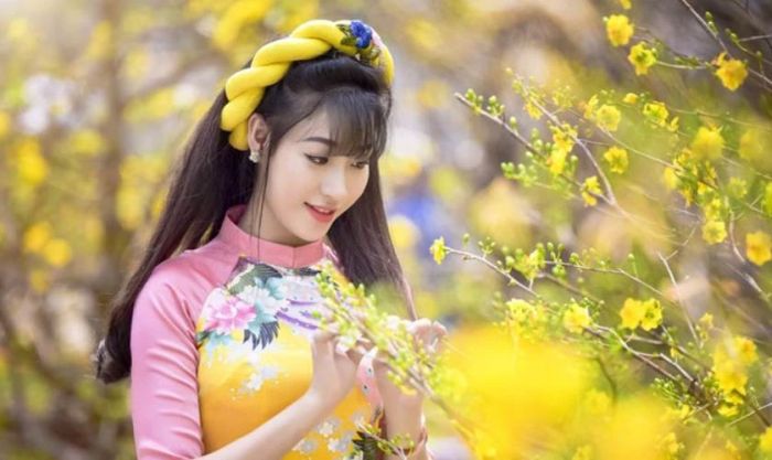 Cách tạo dáng chụp ảnh áo dài cách tân Tết với cây mai