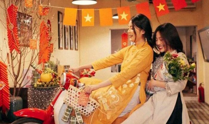 Cách chụp ảnh áo dài Tết trong quán cafe