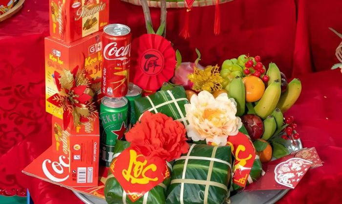 Trang trí mâm bánh chưng ngày Tết cùng tháp bánh kẹo và nước ngọt là một cách làm mâm bánh thêm phần sinh động và ấn tượng.
