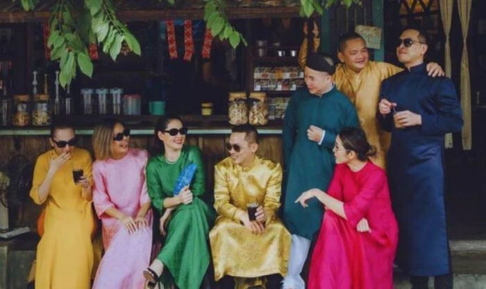 Tạo dáng áo dài cùng hội bạn thân